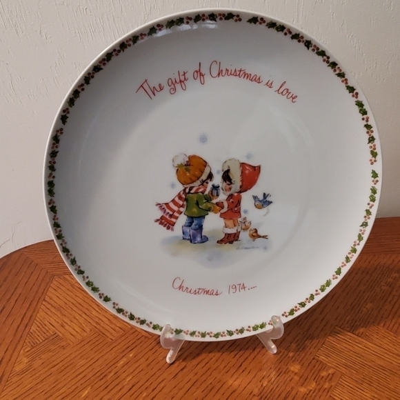 Vintage Gigi Commemorative Edition 1974  Plate " The Gift of Christmas Love" - Picture 2 of 7